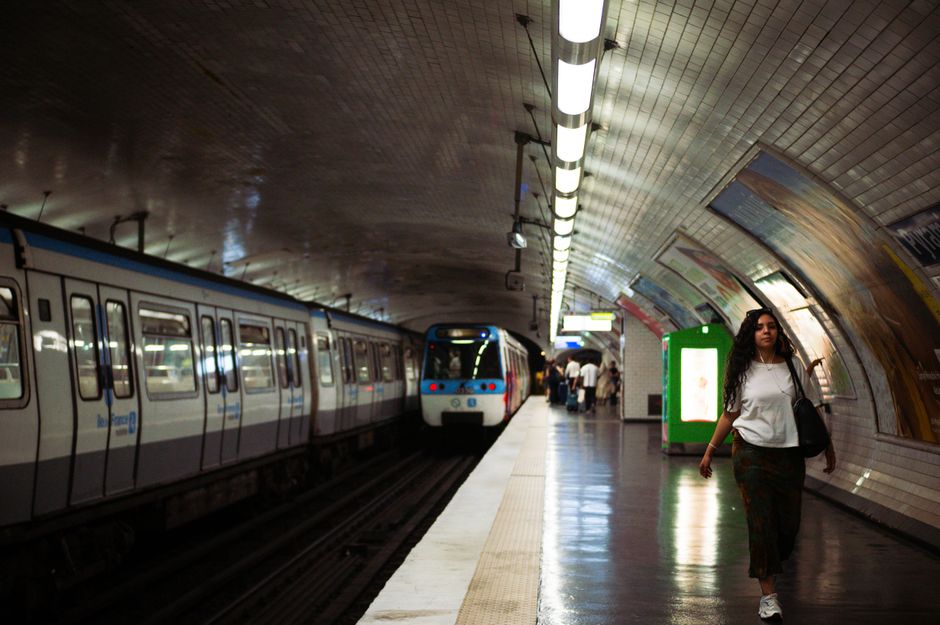 An RER B train arriving at a platform in Paris, connecting to Charles de Gaulle Airport