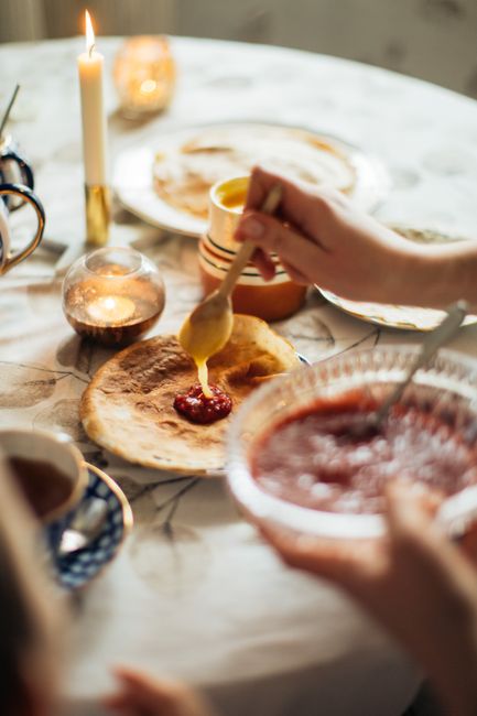 A cozy indoor setting showing crepes with jam, highlighting Russian traditions and culinary culture.