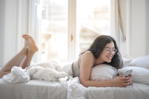 Wanita Dengan Tank Top Berbaring Di Tempat Tidur