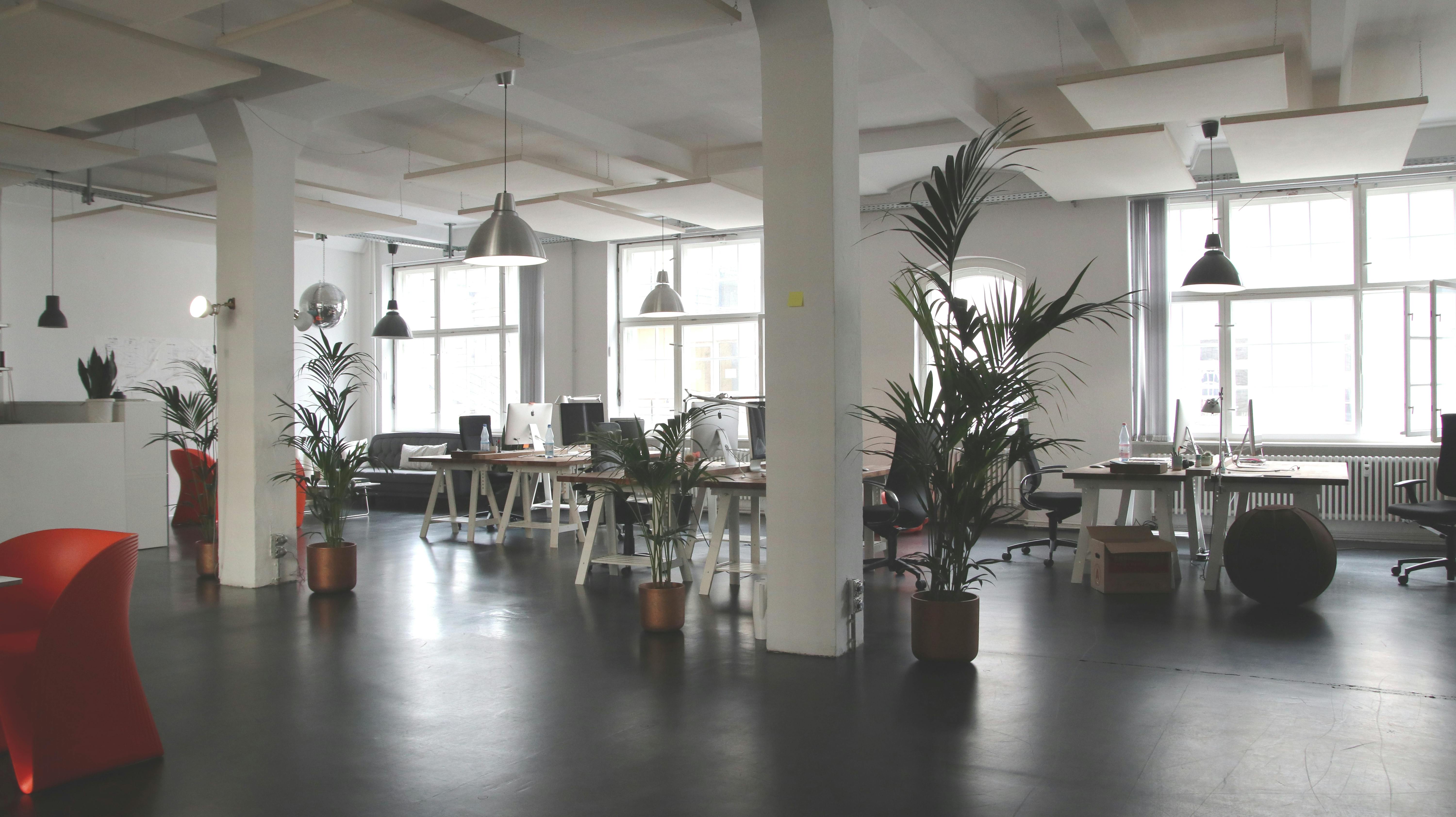 Bạn đang muốn tìm kiếm hình nền văn phòng độc đáo và miễn phí? Hãy tải xuống ngay hình nền văn phòng rất đẹp này để tìm được sự ấm cúng cho không gian làm việc của bạn.