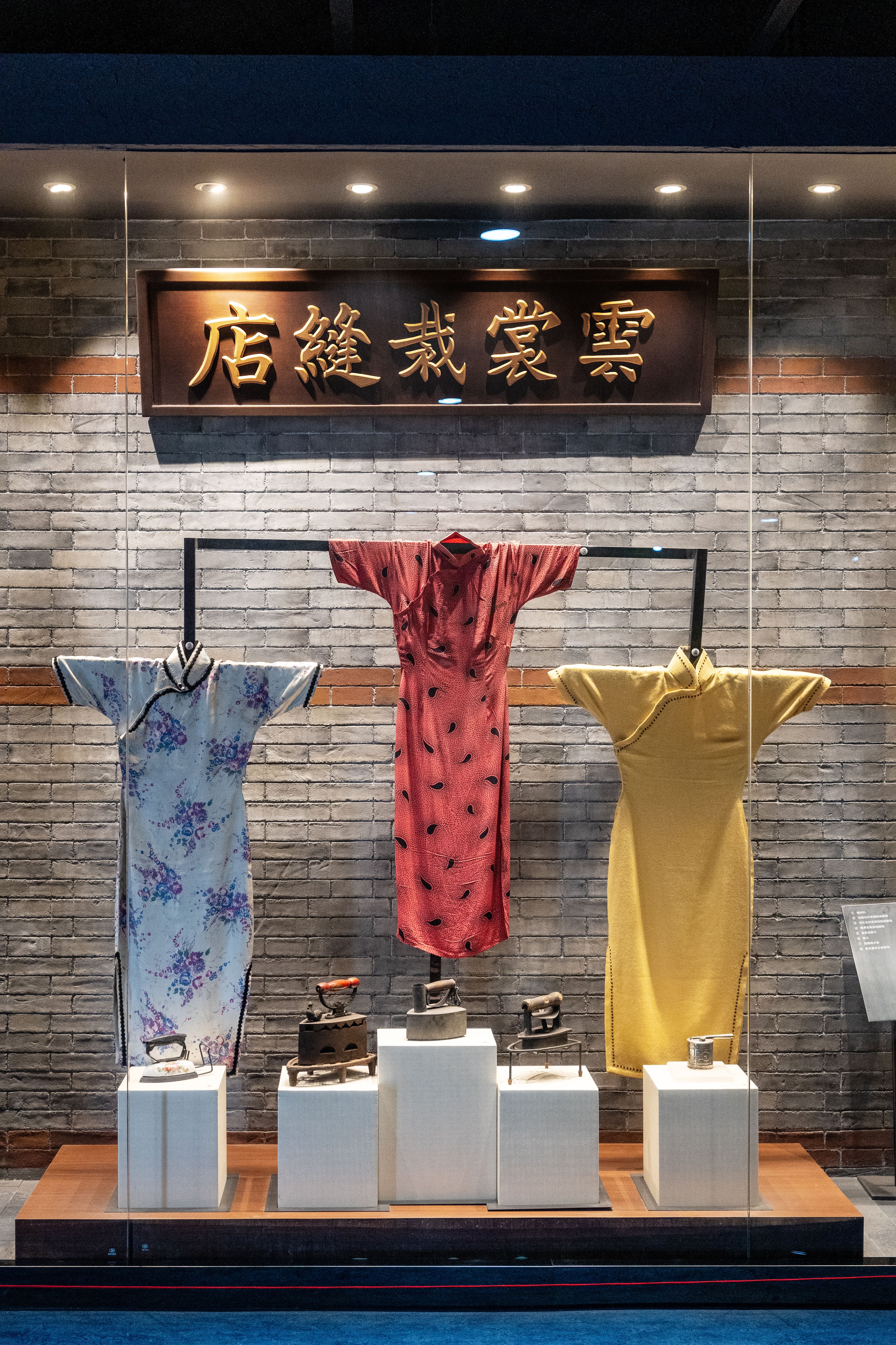 Tampilan elegan gaun tradisional Tiongkok di etalase toko di Nanjing, memamerkan warisan budaya. Via Pexels (by Cheng Shi Song)