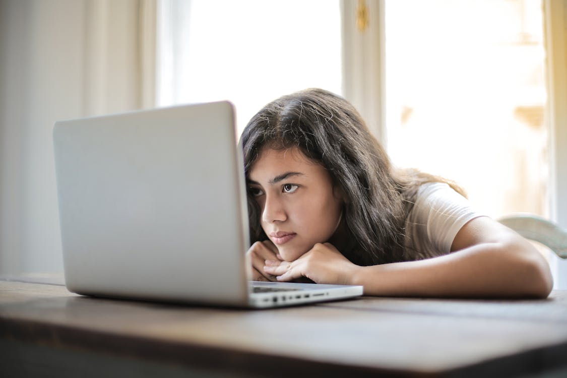 Kostenlos Junge Frau, Die Laptop Zu Hause Benutzt Stock-Foto