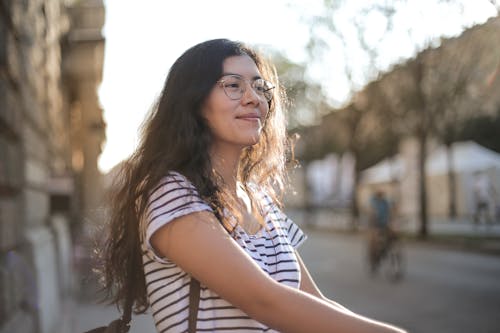 Mulher De Camisa Listrada Branca E Preta Sorrindo