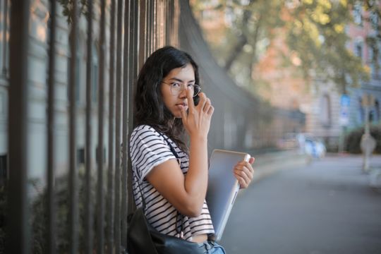 Consumidor verificando saldo no celular após recarga