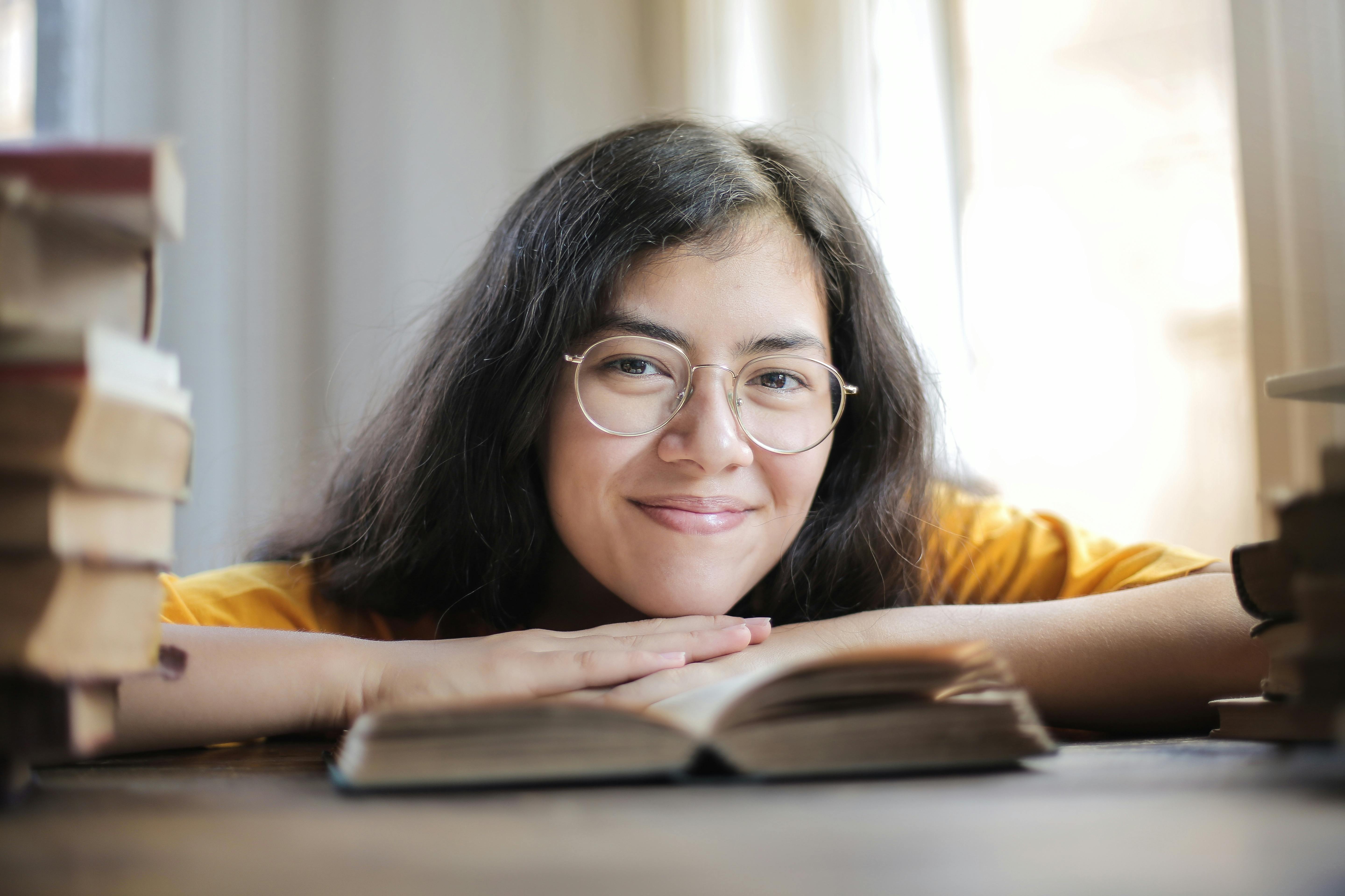 免費 女人戴眼鏡的肖像照片 圖庫相片