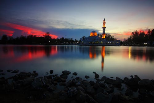 Menara Dekat Badan Air