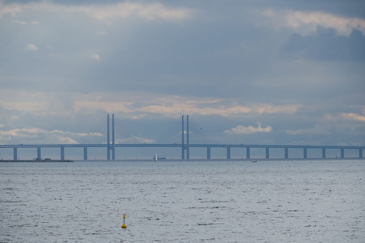 Pilonii înclinați ai podului Øresund deasupra apei liniștite a strâmtorii