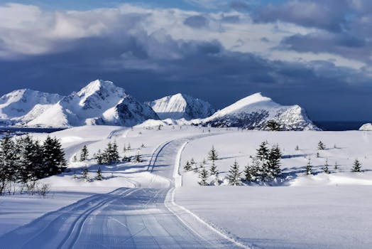 挪威罗弗敦冬季的雪山和滑雪道风景宁静
