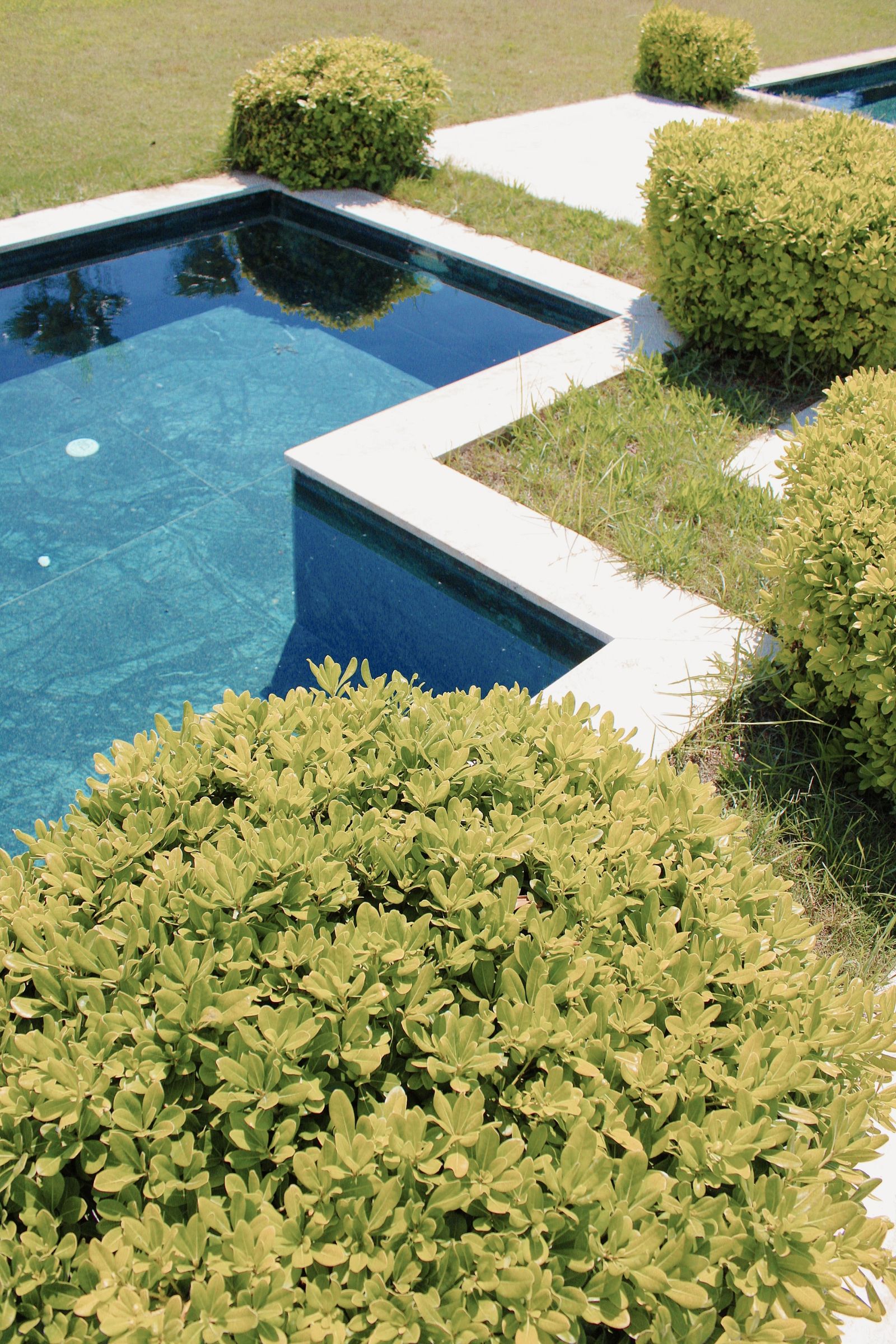Piscina moderna con diseño geométrico en el jardín