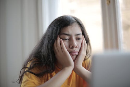 Melancholische Vrouw Kijken Naar Video Op Laptop Thuis