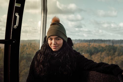 Mujer En Gorro De Punto