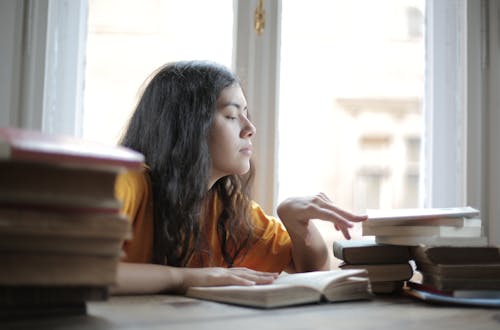 Free A Diligent Female Student Reading a Book Stock Photo