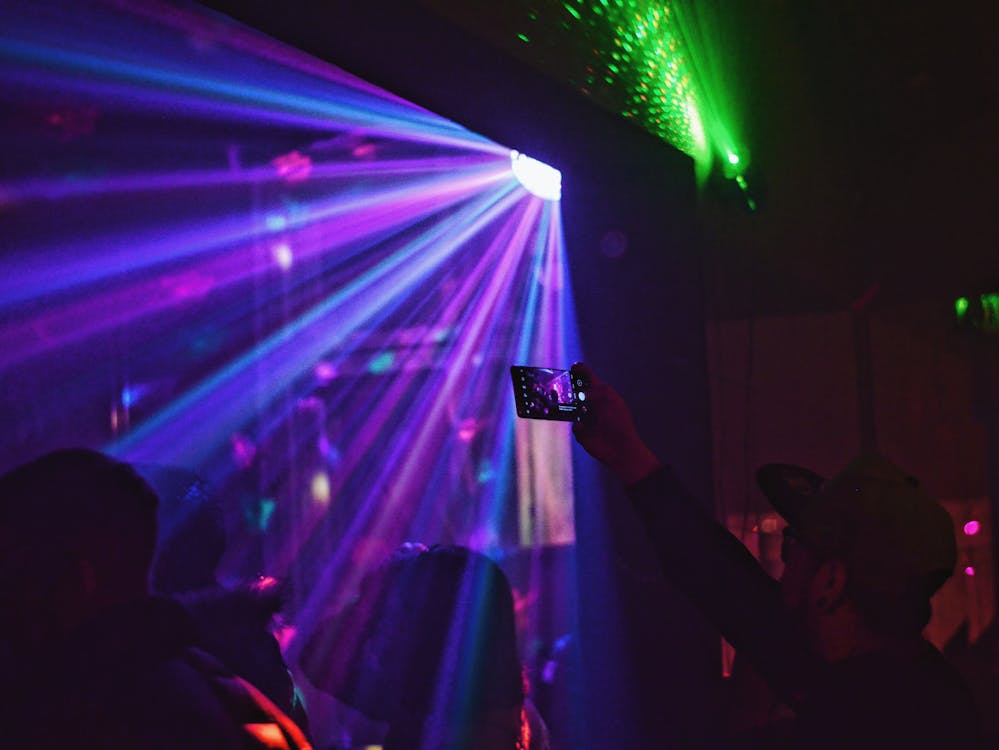 네온 불빛으로 나이트 클럽에서 춤추는 사람들 · 무료 스톡 사진