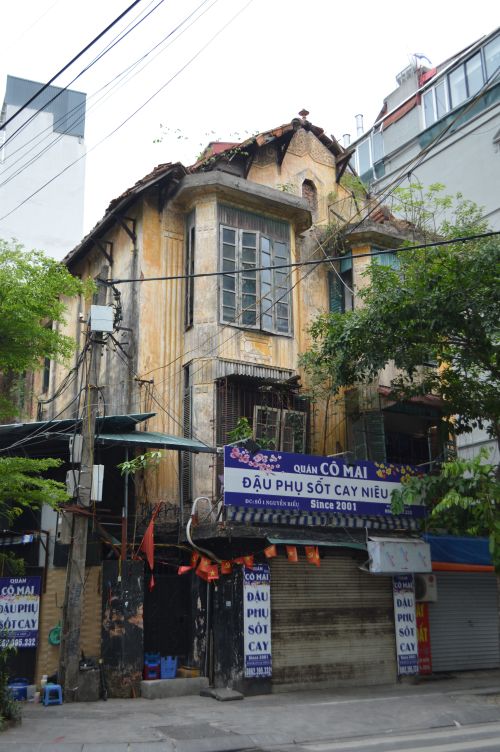 Free Old colonial-style building with restaurant signage in urban street scene. Stock Photo