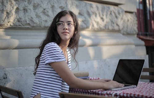 Donna Contenta Utilizzando Laptop In Street Cafe