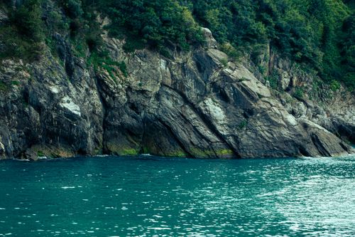 Free Scenic view of a rocky coastline with lush greenery and turquoise waters, perfect for nature lovers. Stock Photo