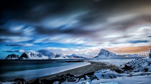 Montaña Cubierta De Nieve Cerca Del Cuerpo De Agua