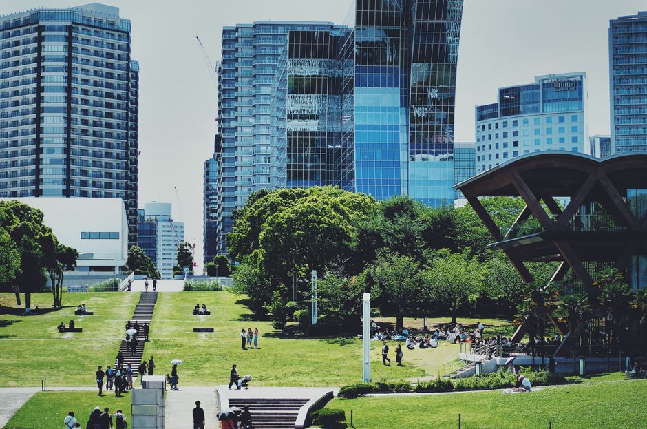 日本の横浜にある、未来的な建物が立ち並ぶ活気あふれる都市公園。