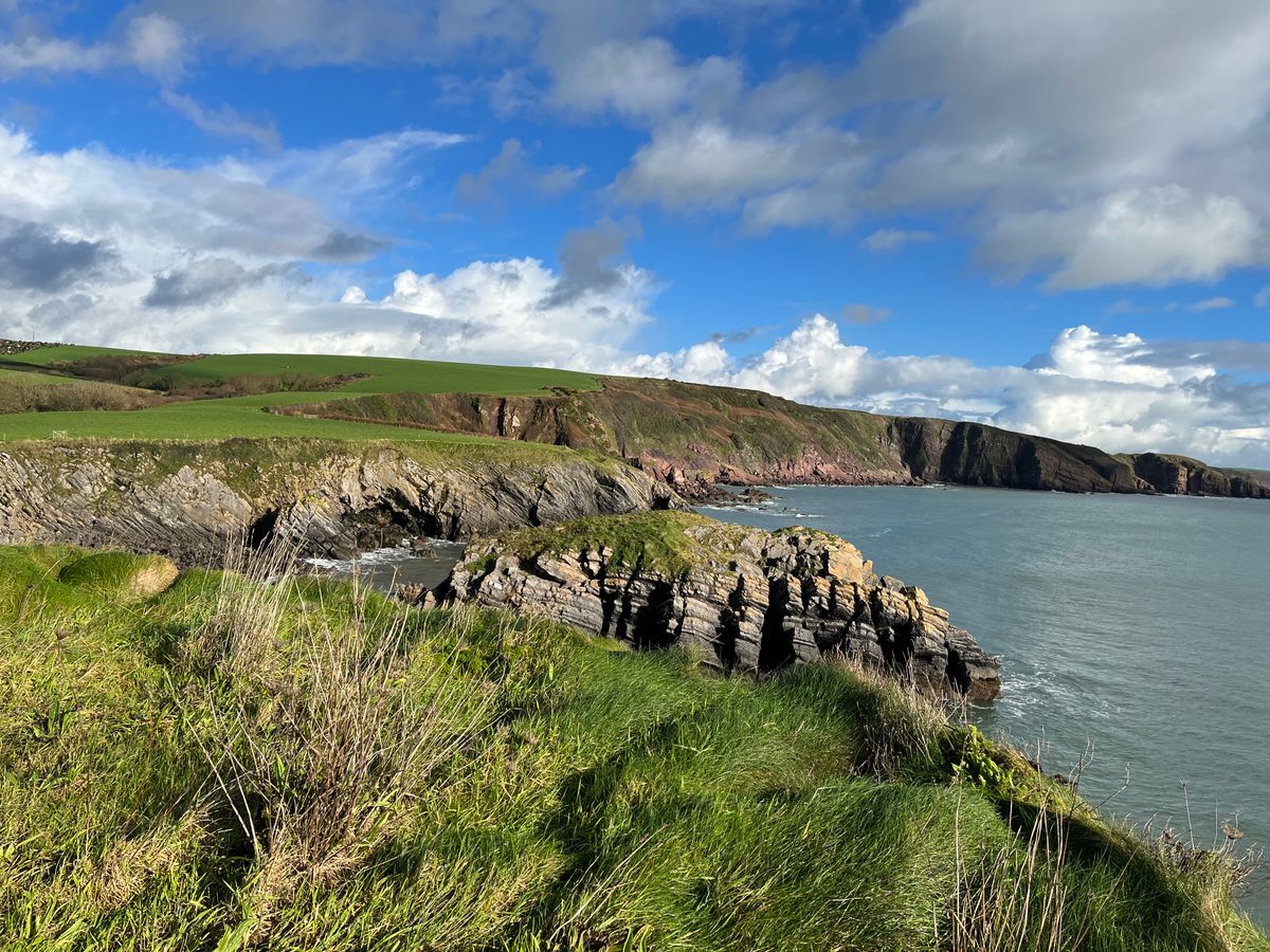 Vedere spectaculoasă asupra unei faleze din Pembrokeshire