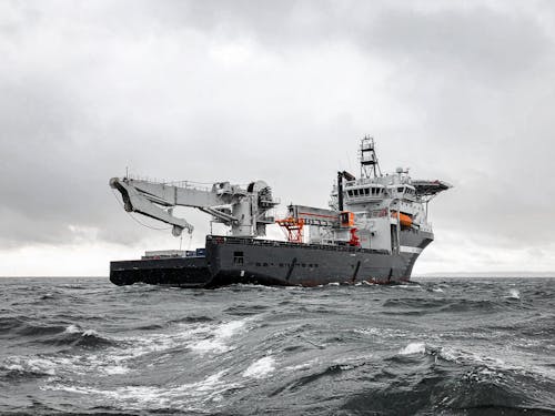 Wit Schip Op Zee Onder Witte Hemel