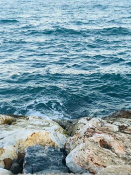 在乌鲁兹米尔，平静的海浪拍打着岩石海岸，呈现出宁静而风景如画的景色