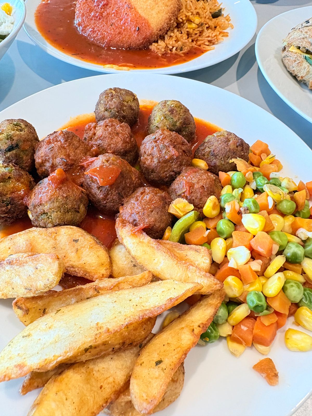 Meatballs roasted with vegetables