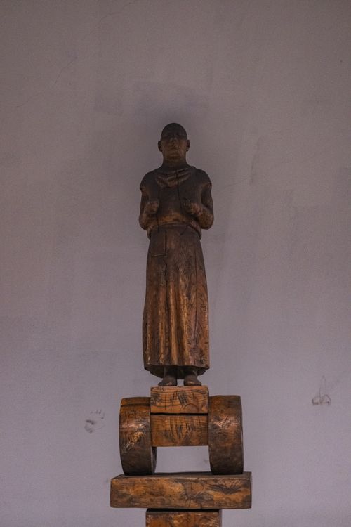 Free Intricately carved wooden statue of a figure displayed indoors at an İzmir gallery. Stock Photo