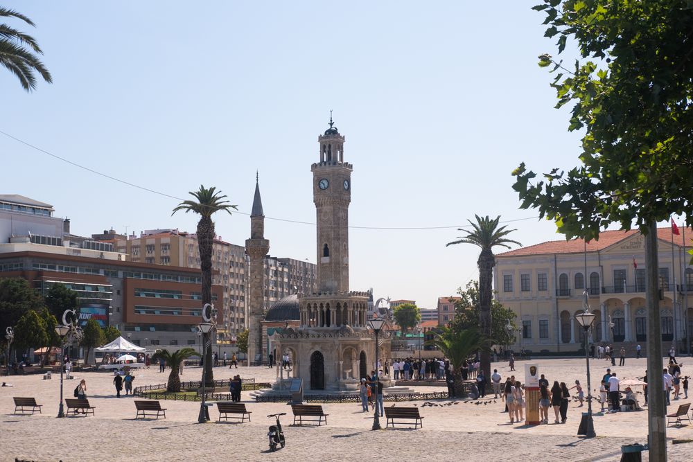 İzmir, Türkiye — sağlık turizmi: Konak Meydanı ve tarihi Saat Kulesi