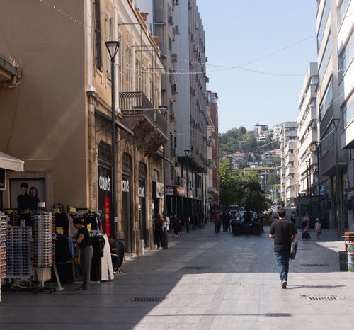 Free Lively pedestrian street in İzmir, Türkiye with shops and people enjoying the day. Stock Photo