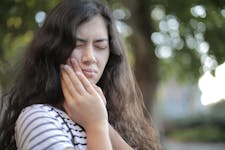 Woman suffering from Severe Toothache and what to do in a dental emergency