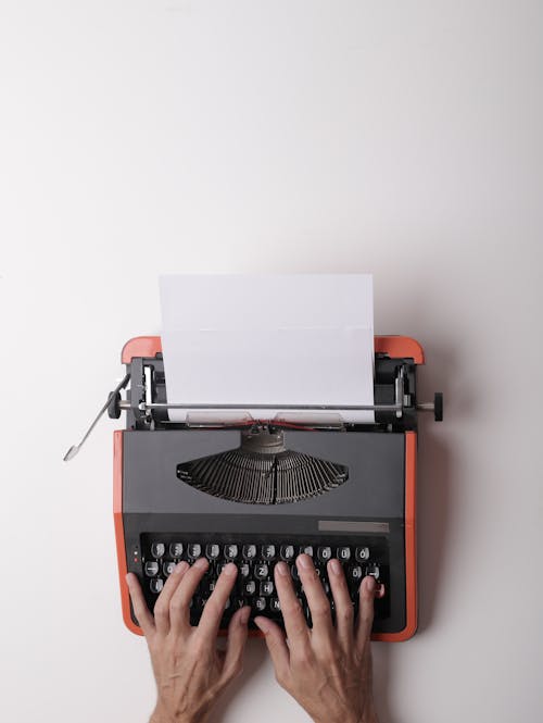 Schriftsteller Arbeitet An Schreibmaschine Im Büro