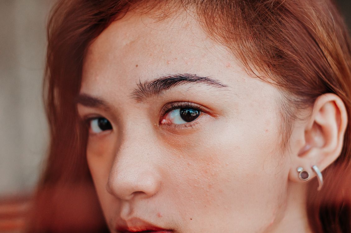 gratis Vrouw Met Bruine Ogen En Zwarte Mascara Stockfoto