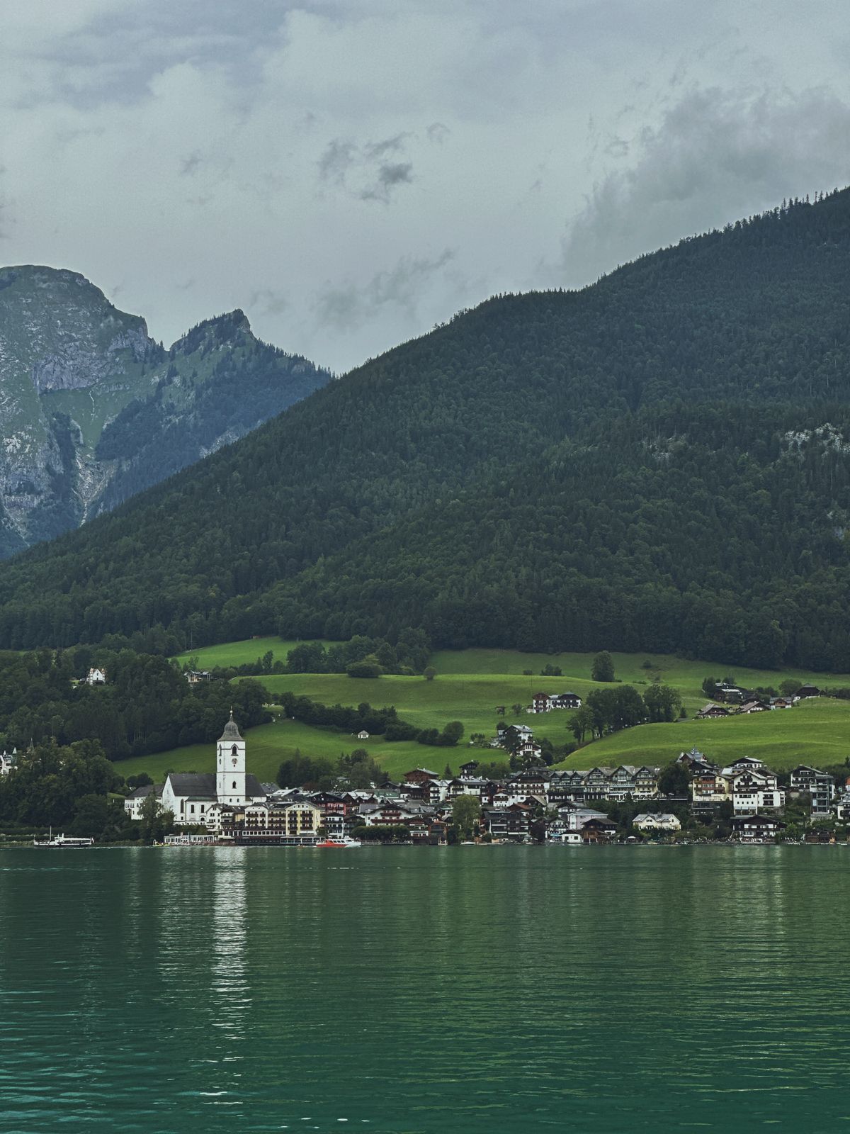 Blick auf St. Wolfgang am Ufer des Wolfgangsees im Salzkammergut