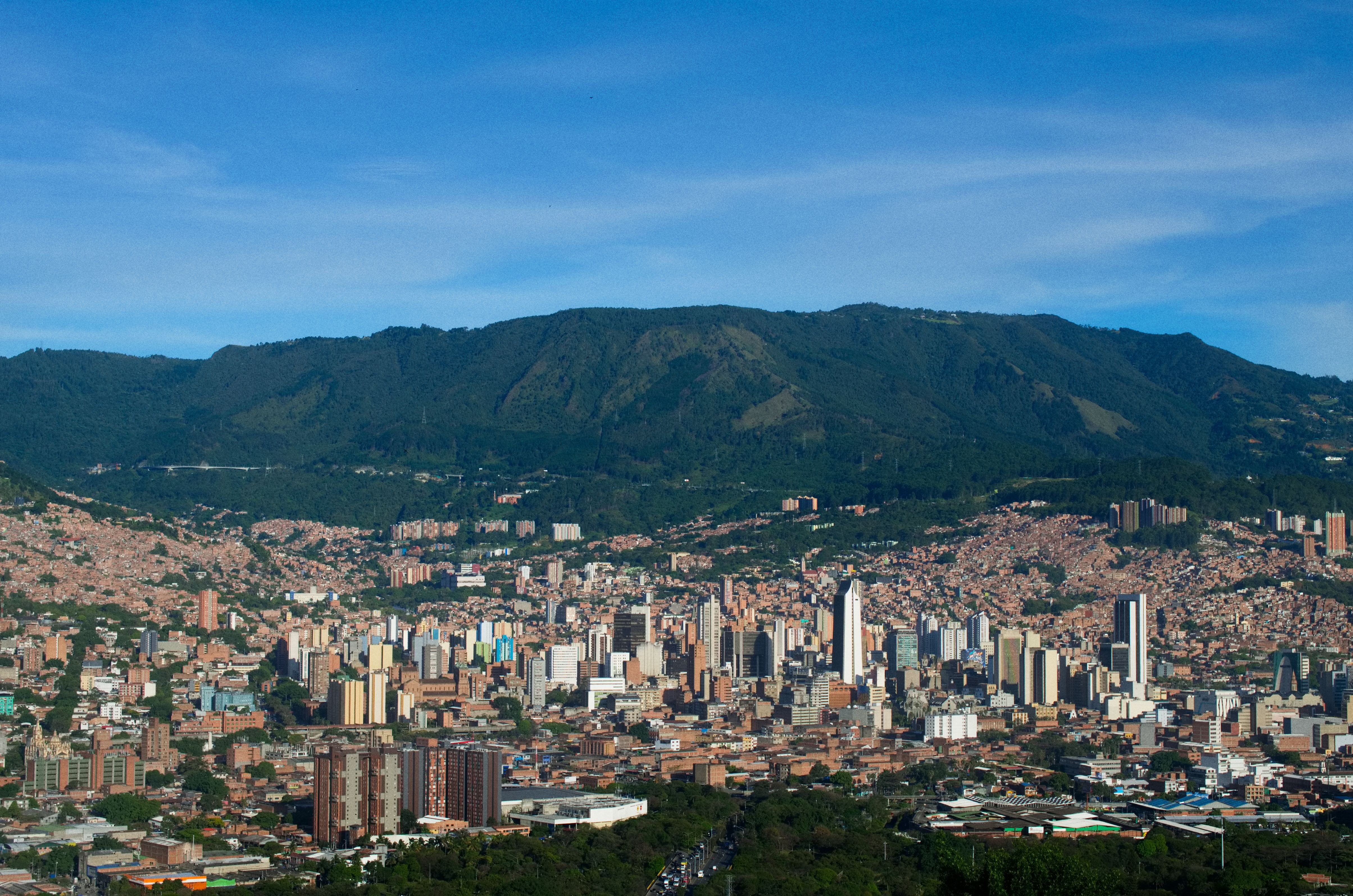 Trabalhador formal colombiano recebendo salário mínimo em 2026