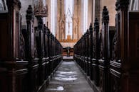 探索哥特式教堂内部复杂的建筑结构，重点关注祭坛和木制长凳