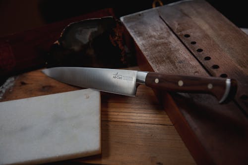 棕色木菜板上的棕色柄刀