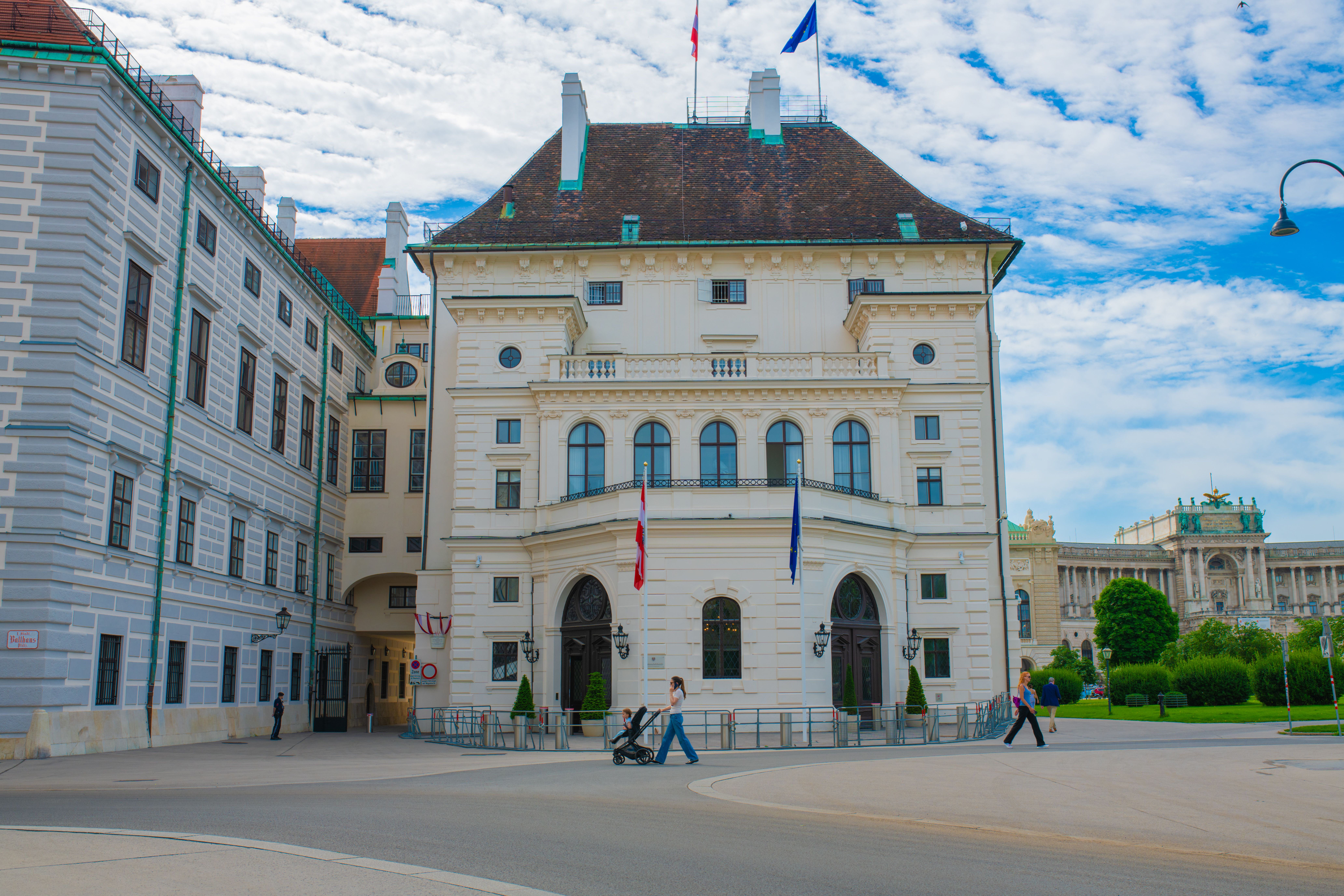 Viajera consultando el movil con una eSIM de Austria frente a un palacio de Viena