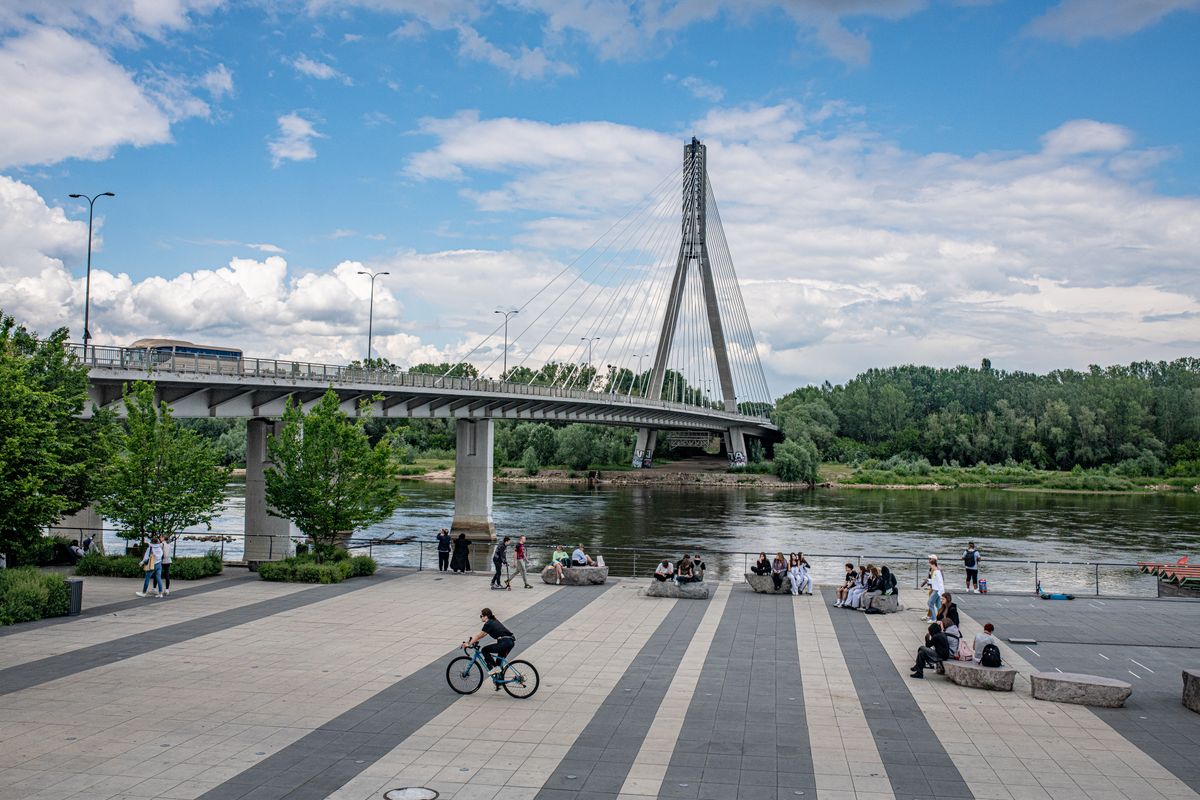 The Vistula boulevards in Warsaw with the Swietokrzyski bridge