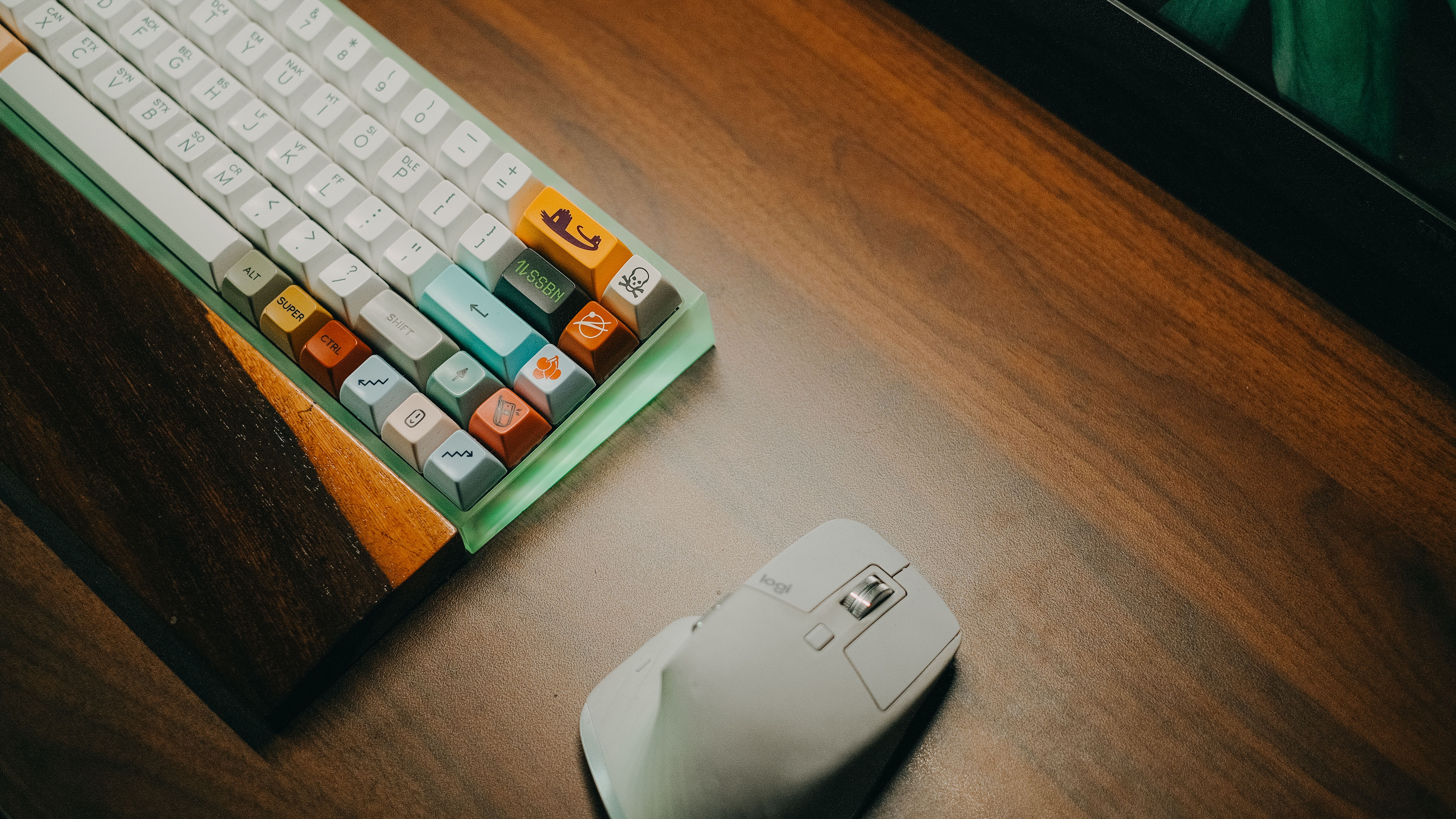 Split keyboard vs ergonomic keyboard: what's the difference?