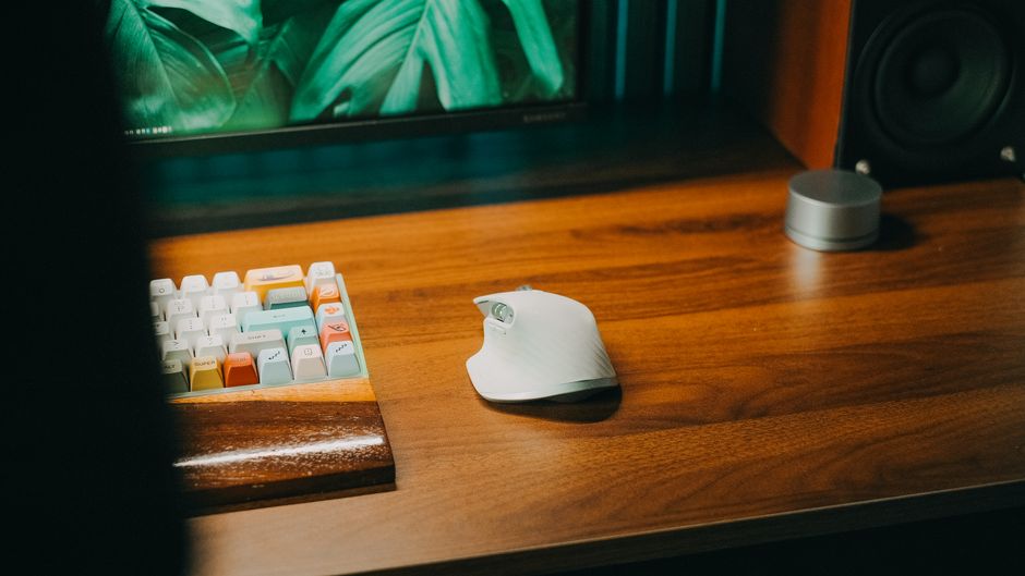 A Guide to Choosing the Perfect Ergonomic Desk for Your Guest Room Ergonomic desk with adjustable height and cable management features