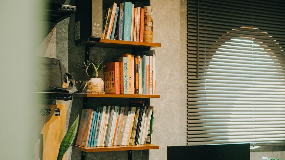 Modernes Home Office mit Eichen-Wandregal, Schreibtisch und ruhiger Wandgestaltung, passend zum Thema Wandregal befestigen.