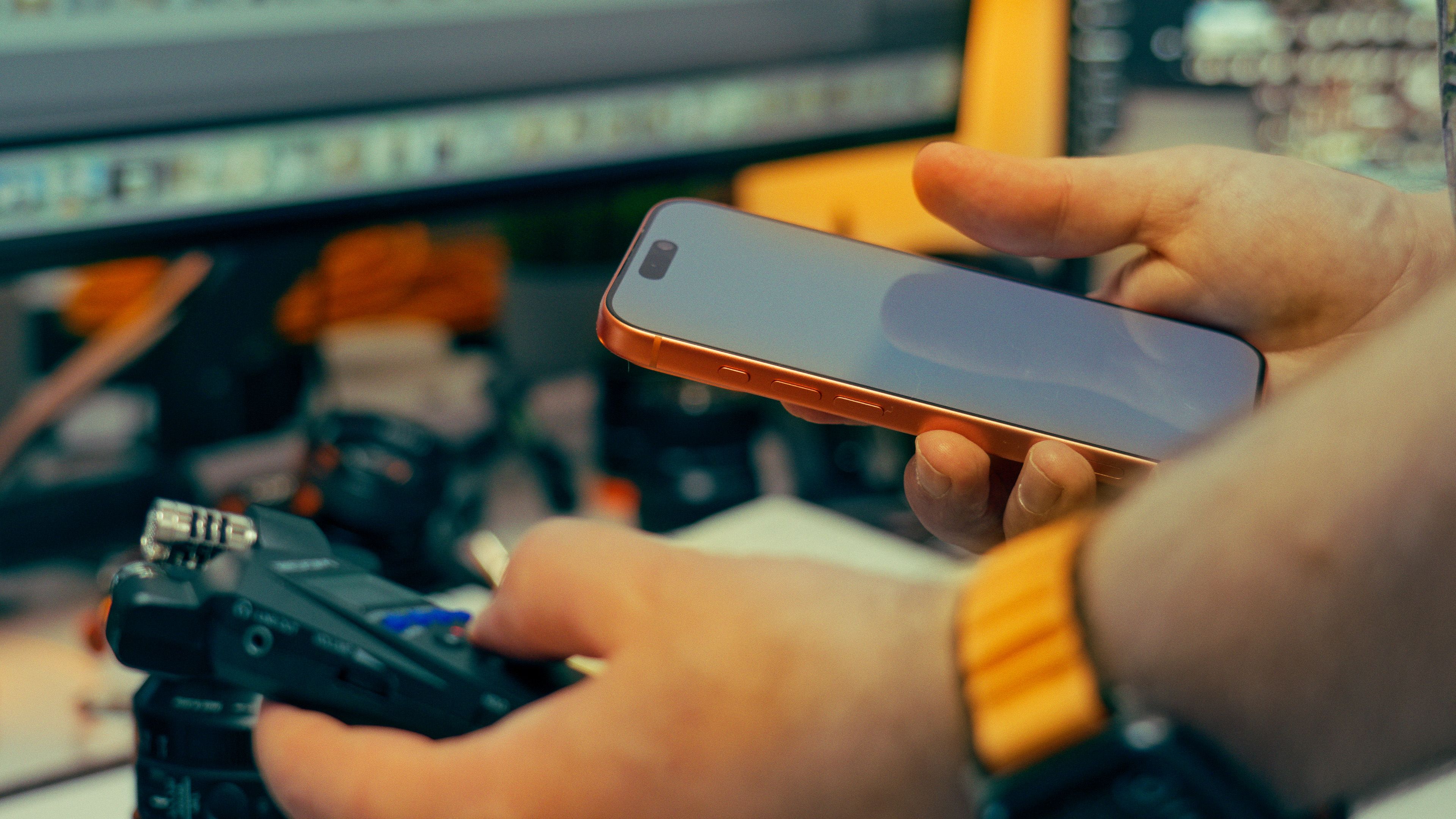 Telefoon die een stem opneemt tijdens het oefenen van Spaanse zinnen