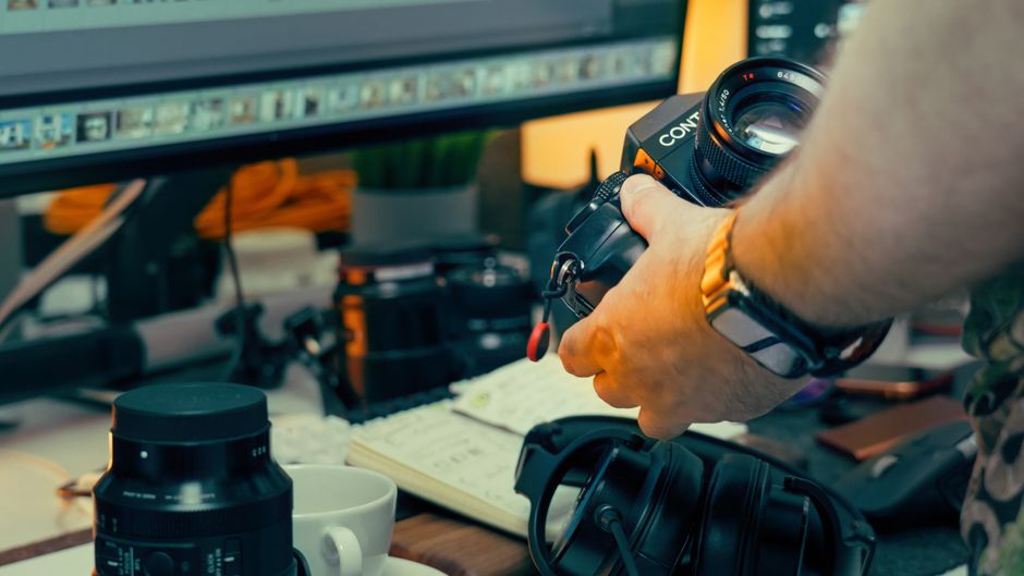 Creative desk and camera setup, photographed by Jakub Zerdzicki on Pexels
