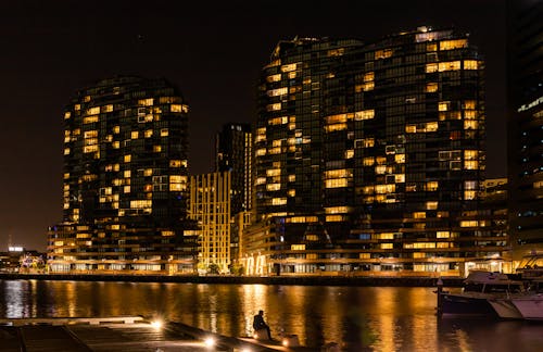 Uomo Seduto Sul Bordo Di Un Edificio Durante La Notte