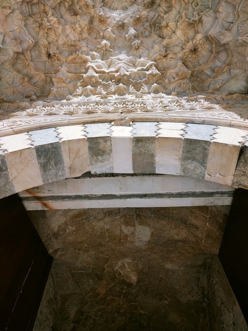 Free Intricate stone-carved patterns on a historical archway in Sivas, Türkiye. Stock Photo