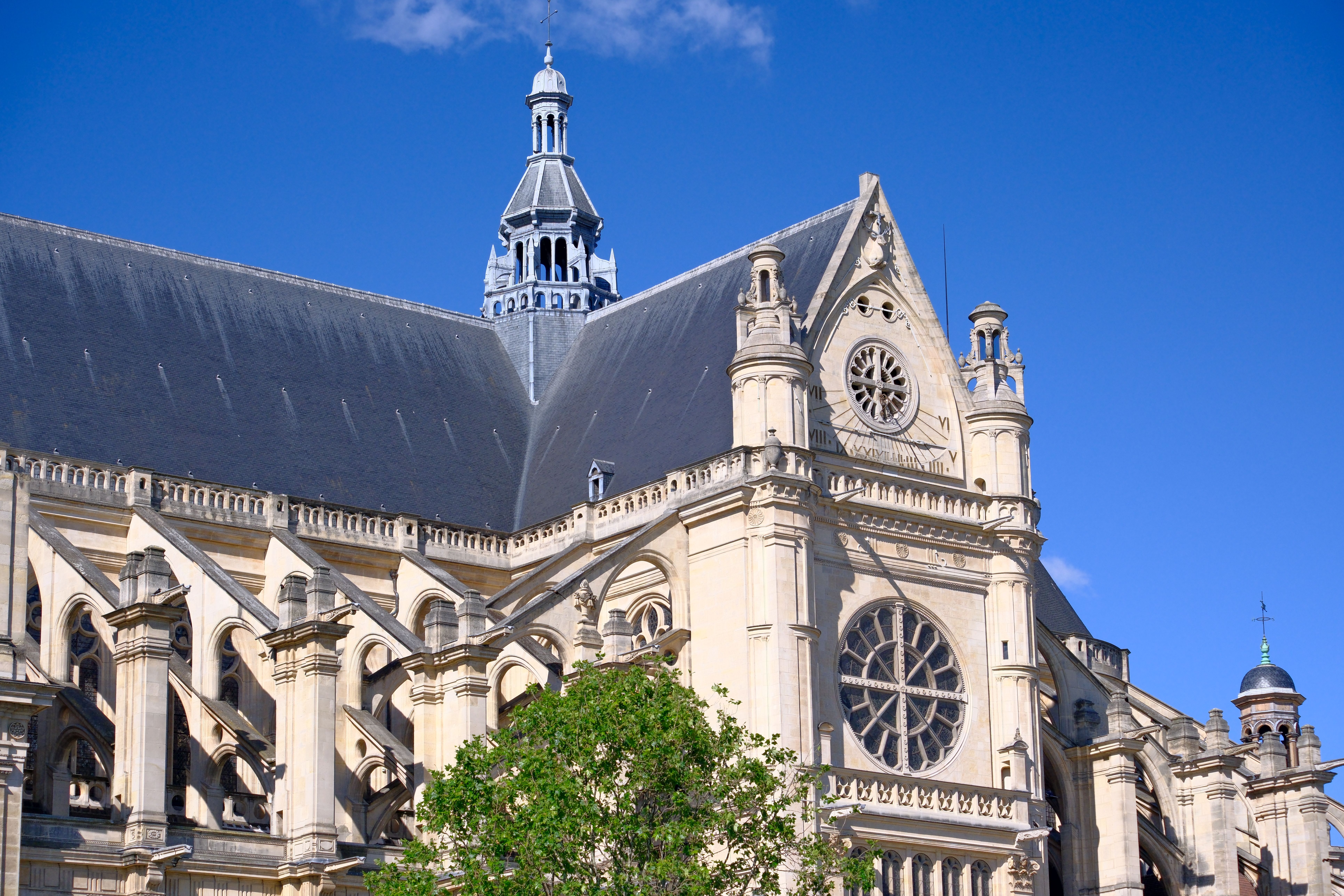Capture of the Saint-Eustache Church in Paris, showcasing its stunning Gothic architecture against a vibrant blue sky. — Paris 6e, zone d'intervention Mister Concierge