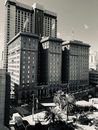这是一张加州市中心一座历史悠久的酒店建筑的黑白图像，展现了其经典建筑风格