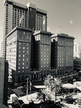 这是一张加州市中心一座历史悠久的酒店建筑的黑白图像，展现了其经典建筑风格