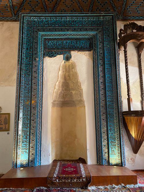 Free Ornate architectural detail featuring intricate Arabic script and craftsmanship in Sivas, Türkiye. Stock Photo