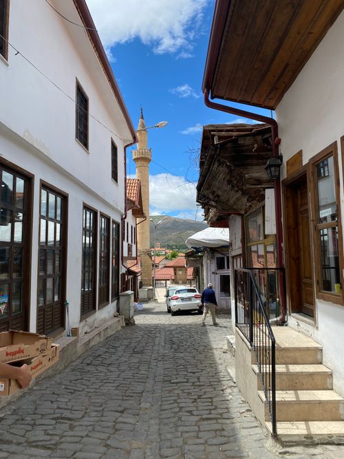 Free Cobblestone street with a mosque in Sivas, Türkiye, showcasing traditional architecture. Stock Photo